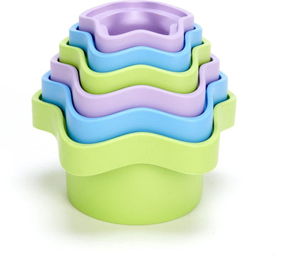 Estrellas de tazas de pilas de juguetes verdes
