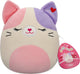 Squishmallows squishmallow San Valentino - peluche da 19 cm - gatto di calicò rosa e viola con pancia rosa, occhi chiusi e cuore