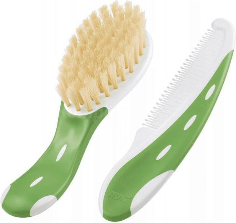 Nuk cepillo bebe de 100 pelos naturales con peine de puntas redondeadas verde