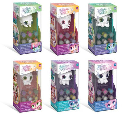Juego de estrellas nebulosas pintadas sobre figuras: juguetes creativos con criaturas fantásticas.