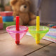 Eddy toys tol speelgoed 2 stuks - draaitol speelgoed voor kinderen - kindertol in verschillende kleuren - speelgoed tol set met 2 tolletjes - kunststof