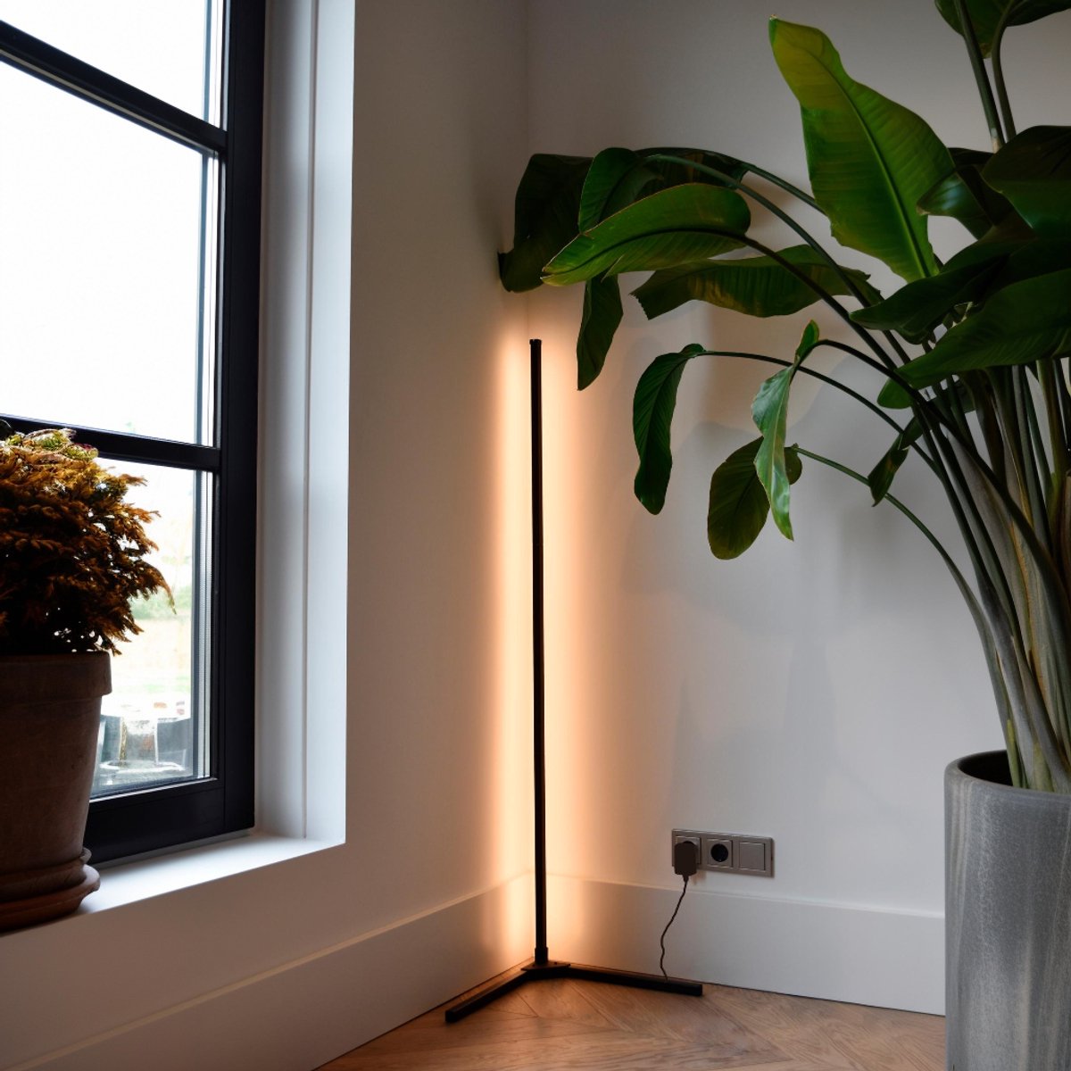 Lampada da terra LED intelligente Calex - lampada angolare WiFi da terra - illuminazione d'atmosfera dimmerabile RGB e luce bianca - app e telecomando