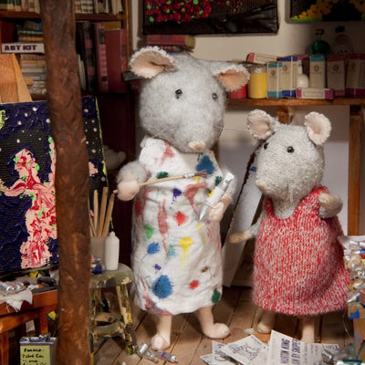Het muizenhuis knuffelmuis kunstenaar - pop schilder 12 cm speelgoed.