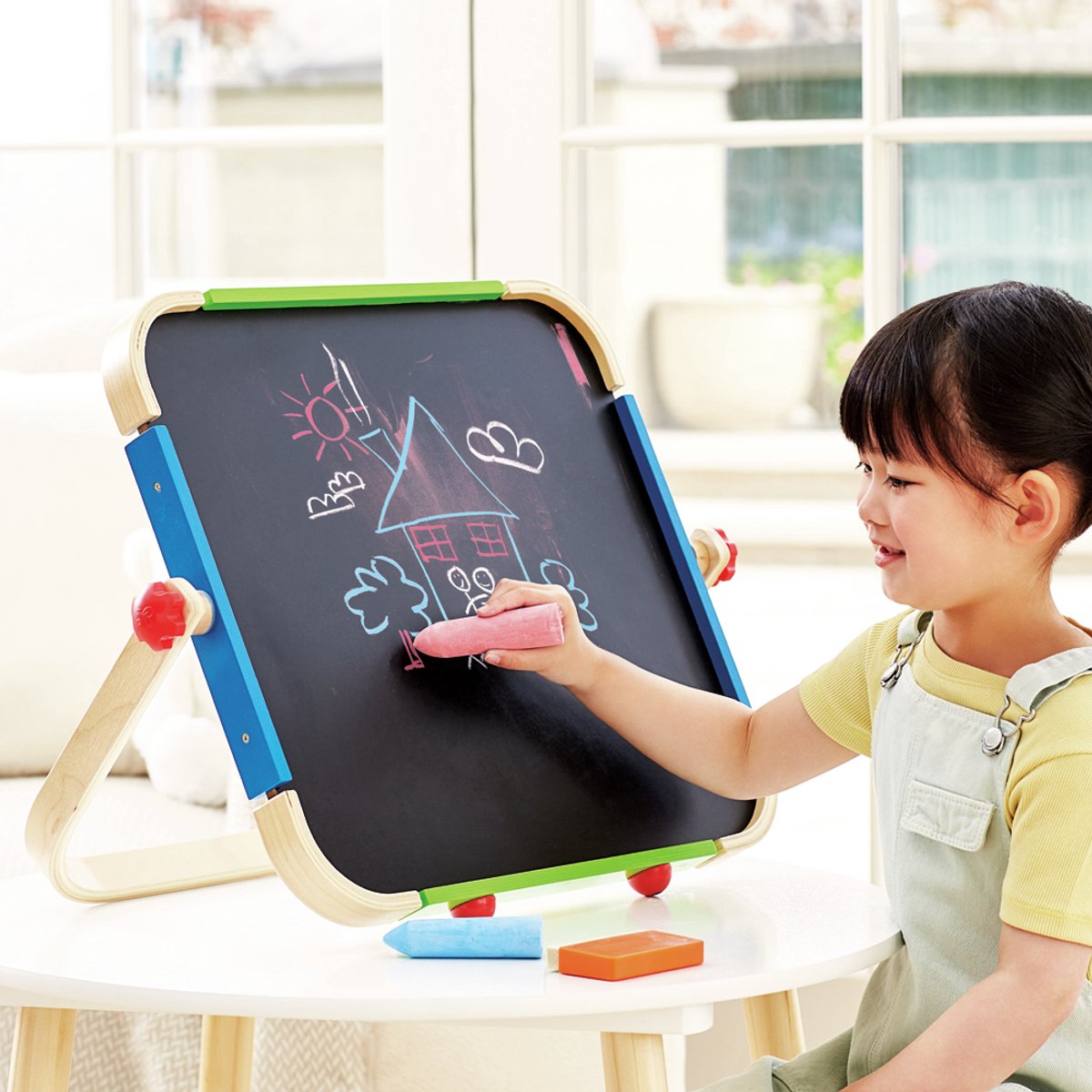Tavolo da disegno mobile Hape per bambini: lavagna bianca e lavagna fronte-retro, studio d'arte, 3+