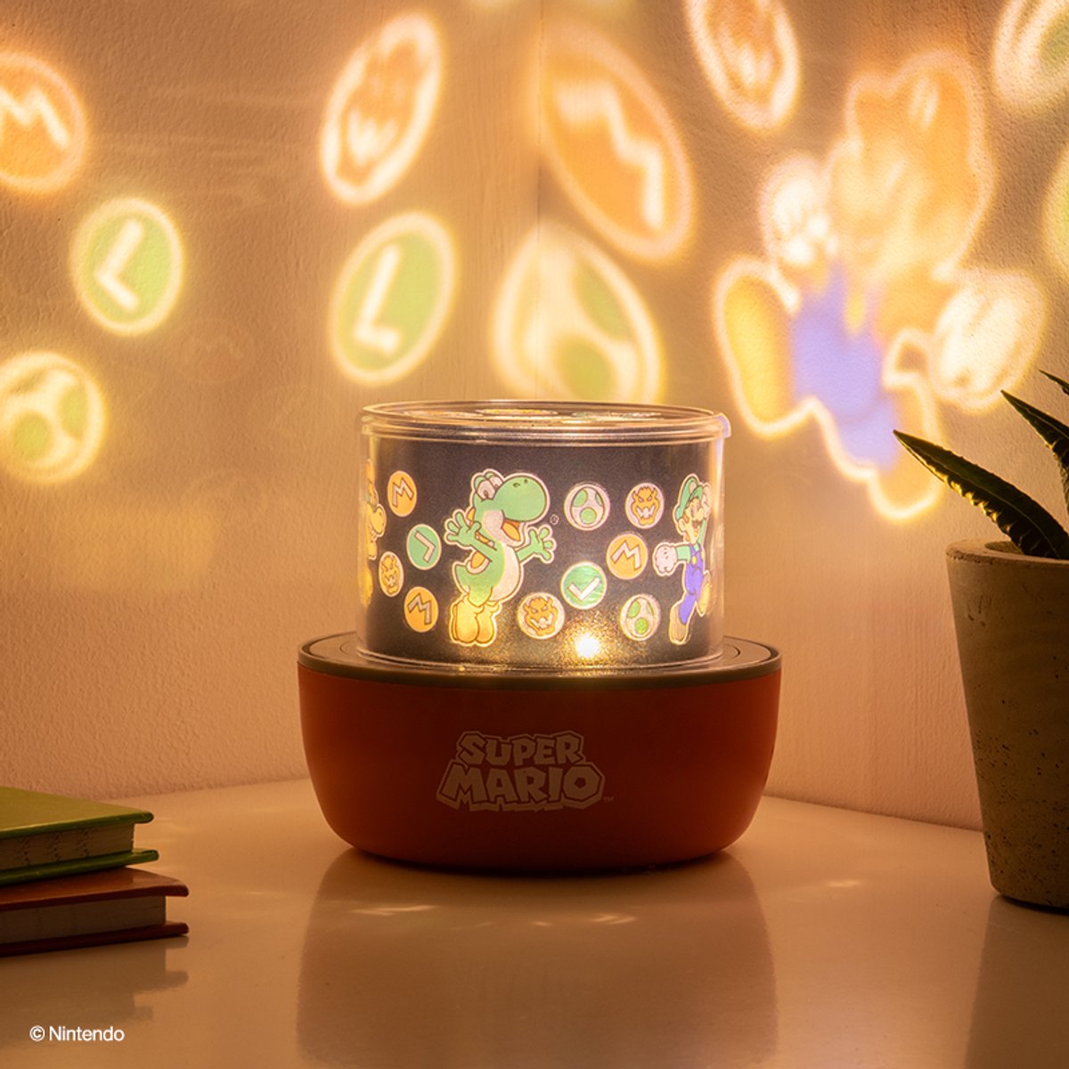 Paladone Super Mario Projection Light - Lámpara de proyector con licencia oficial de Nintendo con efectos de color de escenas intercambiables -