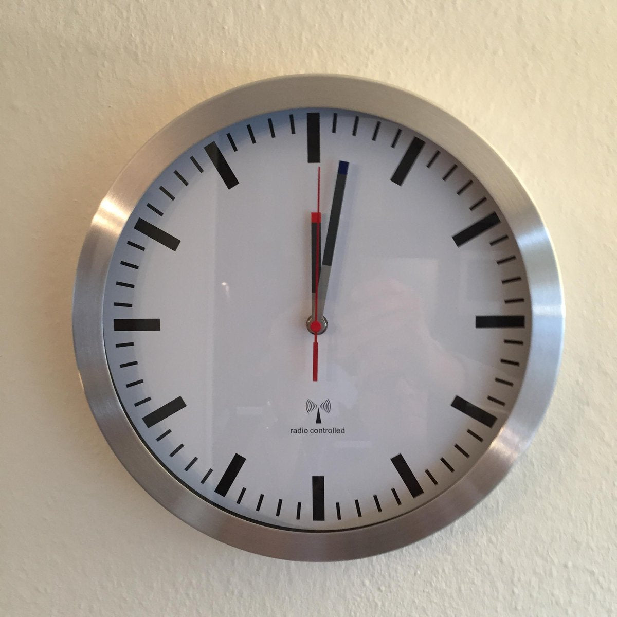 Tfa dostmann 60.3528.02 wall clock transmitter controlled 300 mm x 45 mm aluminum drag movement (silent)