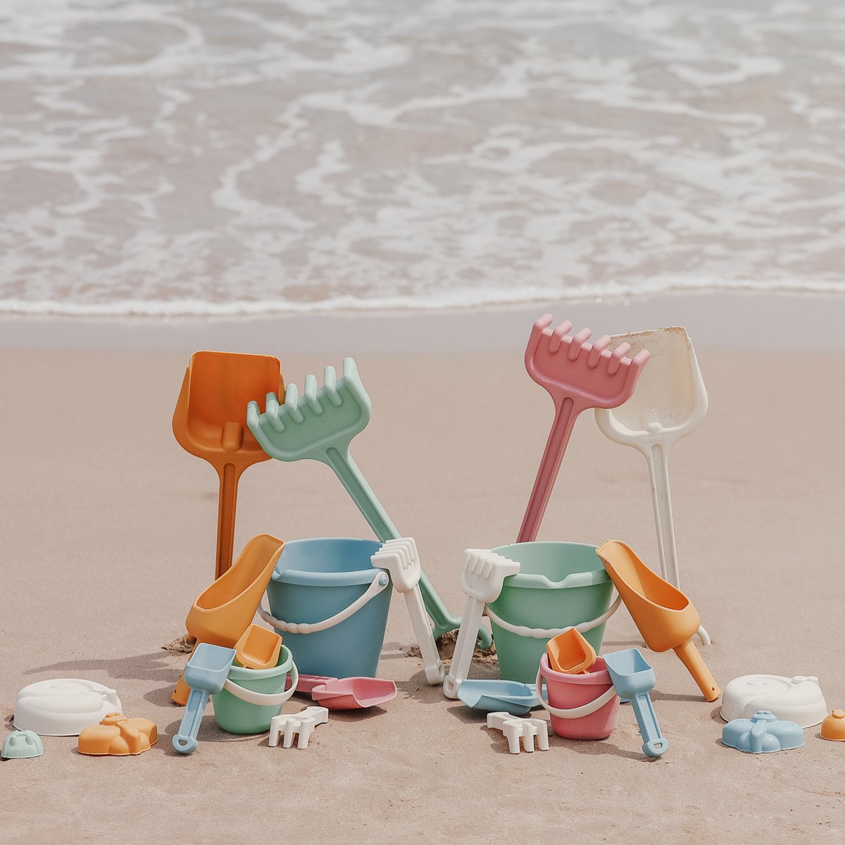 Miniland Outdoor Eco - set da gioco con sabbia per bambini - secchiello, paletta, rastrello e pala - verde - 18 mesi