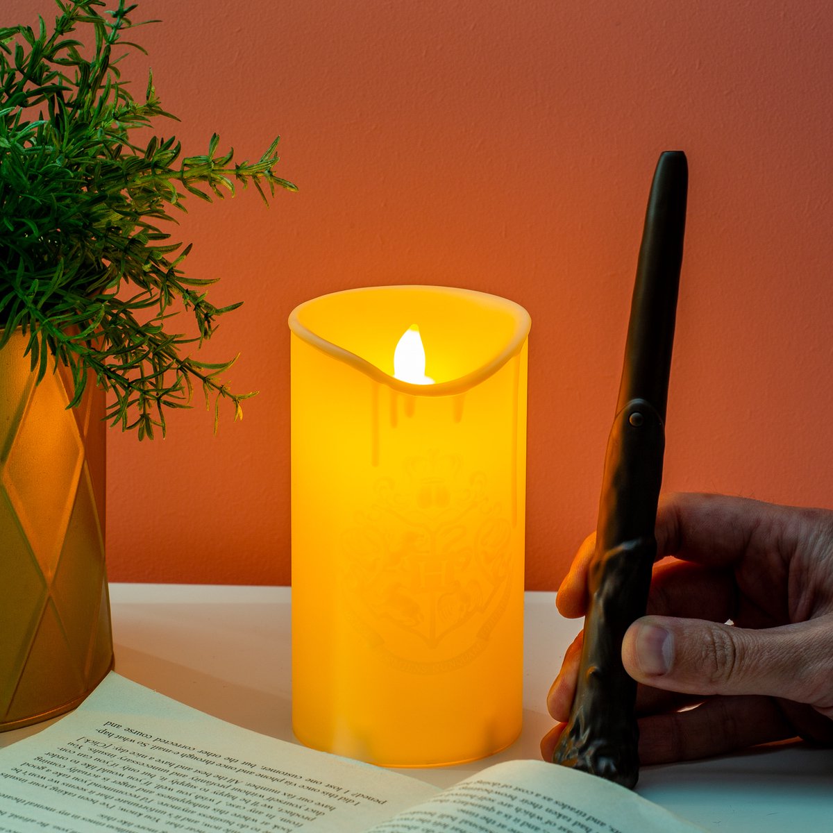 Paladone Vela LED Harry Potter Hogwarts con Control Remoto de Varita Mágica - Mercancía Oficial del Mundo Mágico, Decoración a la Luz de Las Velas para Eventos en el Hogar -