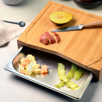 Tagliere Kesper fsc® in legno di bambù con 1 cassetto in acciaio inox - Tagliere rialzato 2in1 con 1 cassetto estensibile in acciaio inox nella parte anteriore (vassoi di raccolta) - dimensioni. 36,5x28,5x6,8 cm.