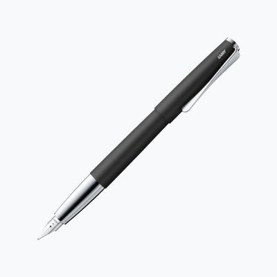 Penna stilografica nera Lamy studio | alloggiamento interamente in metallo | larghezza del tratto del pennino in acciaio b | elegante clip per elica | inclusa cartuccia d'inchiostro blu T10