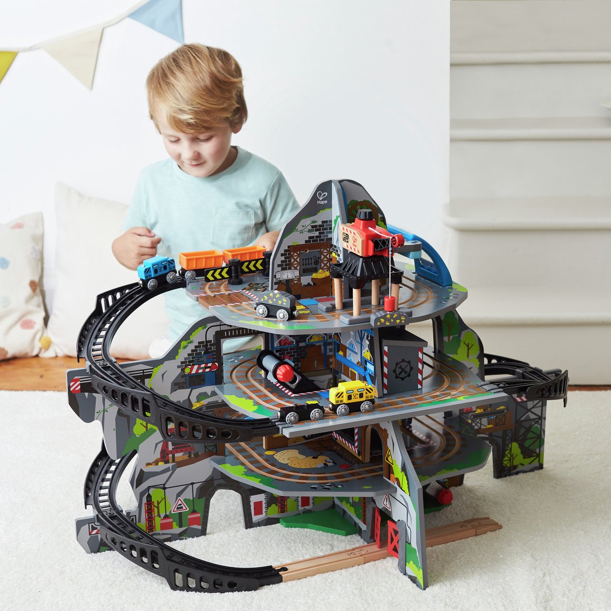 Hape Mighty Mountain Mine - Juego de tren de madera Mountain Mine con grúa y vía en espiral, 34 piezas, 3+