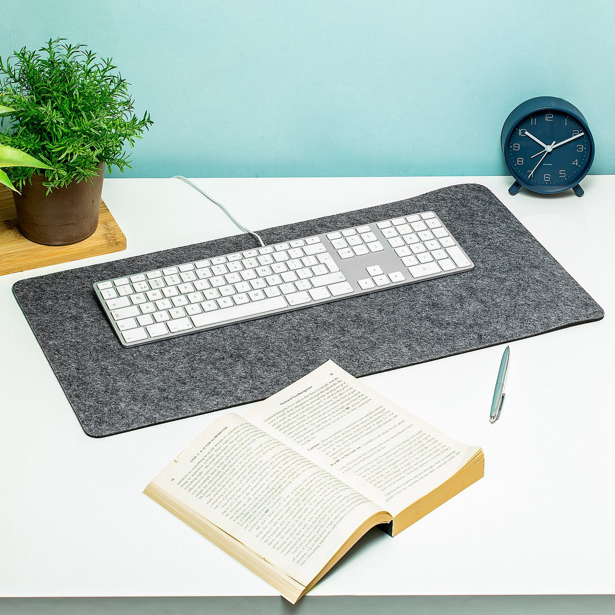 Alfombra de escritorio de fieltro Kikkerland - oficina - trabajo desde casa - protector de escritorio