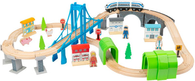 Pequeño tren de madera colocado con puente, 60dlg.