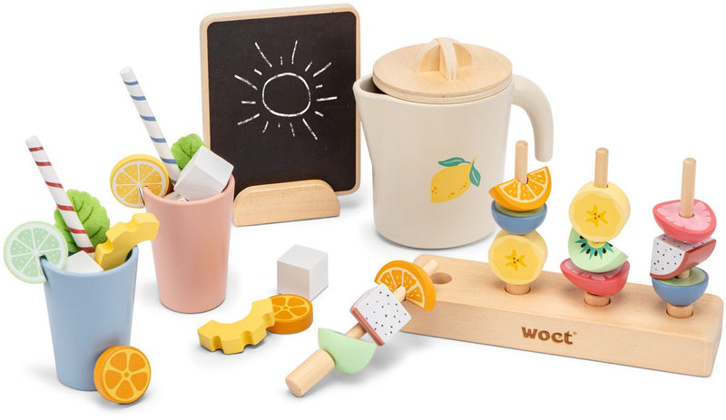 Set da gioco per feste estive in legno Woet ® - stand di limonata - set da 37 pezzi inclusi spiedini di frutta, cubetti di ghiaccio, tazze, brocca e lavagna - cibo e bevande giocattolo - giocattoli di ruolo - da 3 anni