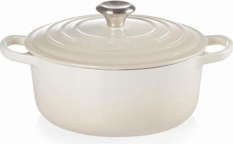 Cazuela de merengue exclusiva de Le Creuset – ø 24 cm 4,2 litros – cazuela redonda clásica de hierro fundido – apta para todas las fuentes de calor – revestimiento esmaltado en sutil tono merengue – para guisar, asar y presentar en la mesa