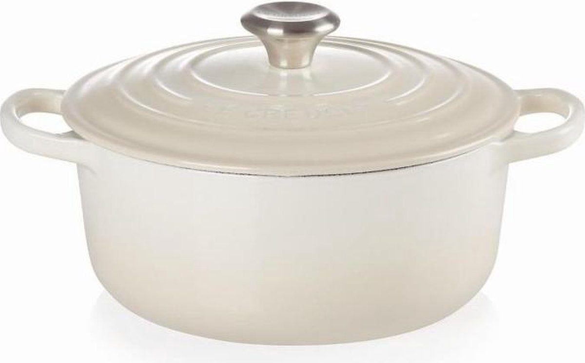 Casseruola per meringa firmata Le Creuset – ø 24 cm 4,2 litri – classica casseruola rotonda in ghisa – adatta a tutte le fonti di calore – rivestimento smaltato in delicata tonalità meringa – per stufare, arrostire e presentare in tavola