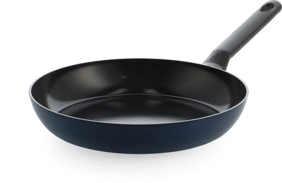 Padella Bk Enjoy 28 cm – rivestimento antiaderente senza pfas – padella a induzione – padella in ceramica – adatta al forno fino a 160°C – lavabile in lavastoviglie – maniglie fredde – blu oxford