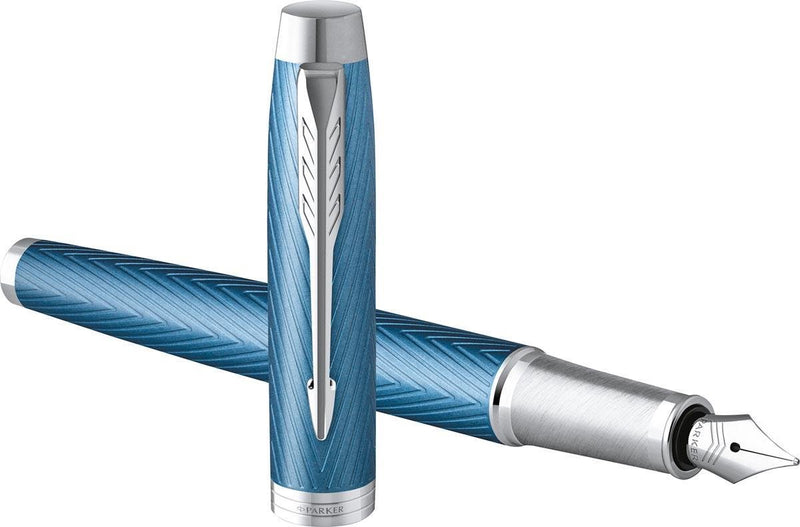 Pluma estilográfica Parker im premium | gris azulado con detalle cromado | punta fina con recarga de tinta azul | caja de regalo