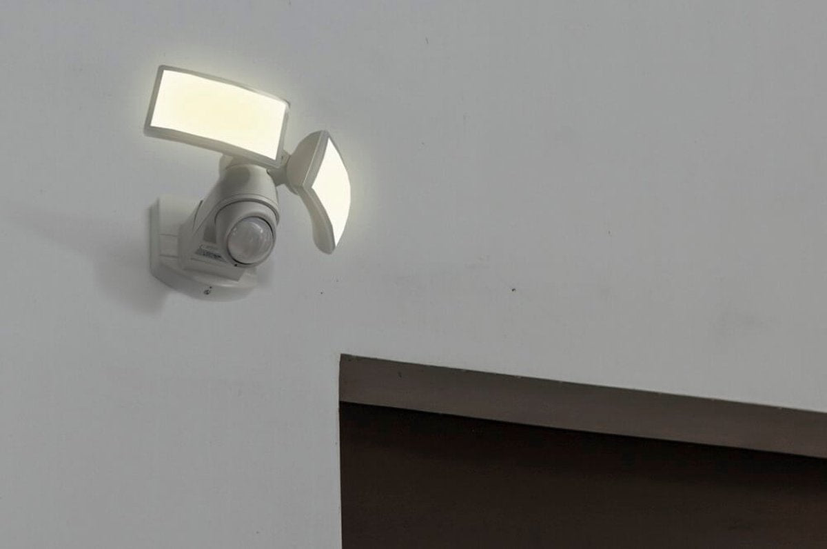 Lutec arc - Aplique LED para exterior con sensor - Sensor de movimiento PIR - Sensor día noche - Foco potente 1200lm - Luz brillante 5000k - IP54 extra resistente a la intemperie - blanco