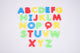 Tickit® letras traslúcidas en mayúsculas.