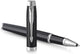Parker soy bolígrafo roller | negro mate con adornos cromados | punta fina con relleno de tinta negra | embalaje de regalo