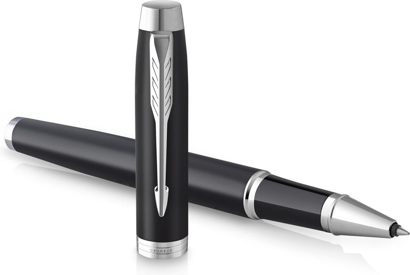 Parker im penna roller | nero opaco con finiture cromate | punta fine con riempimento di inchiostro nero | confezione regalo