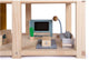 Casa de muñecas de madera pequeña con muebles