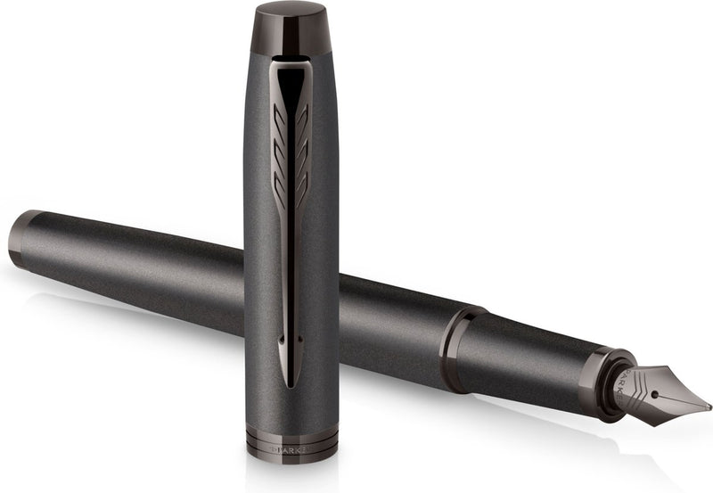 Parker im penna stilografica monocromatica | inchiostro blu | finitura e dettagli canna di fucile | punto medio | con confezione regalo