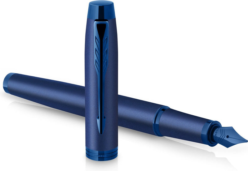 Pluma estilográfica Parker im monocromática | tinta azul | acabados y detalles en azul | punto fino | embalaje de regalo
