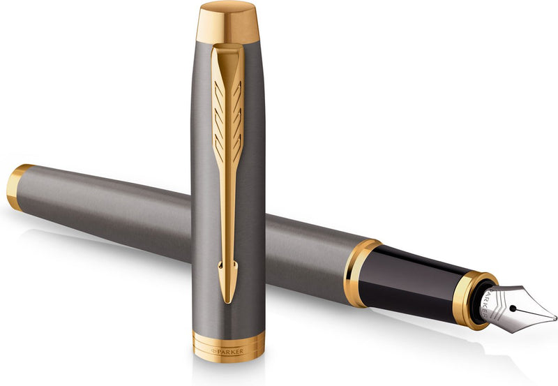 Parker im penna stilografica | vernice grigia con dettagli oro | pennino in acciaio inossidabile lucidato fine | inchiostro blu | confezione regalo