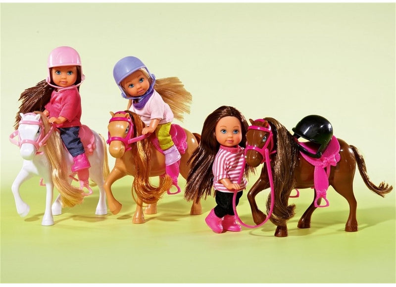 Muñeca varias marcas Evi con pony (3 culos.)