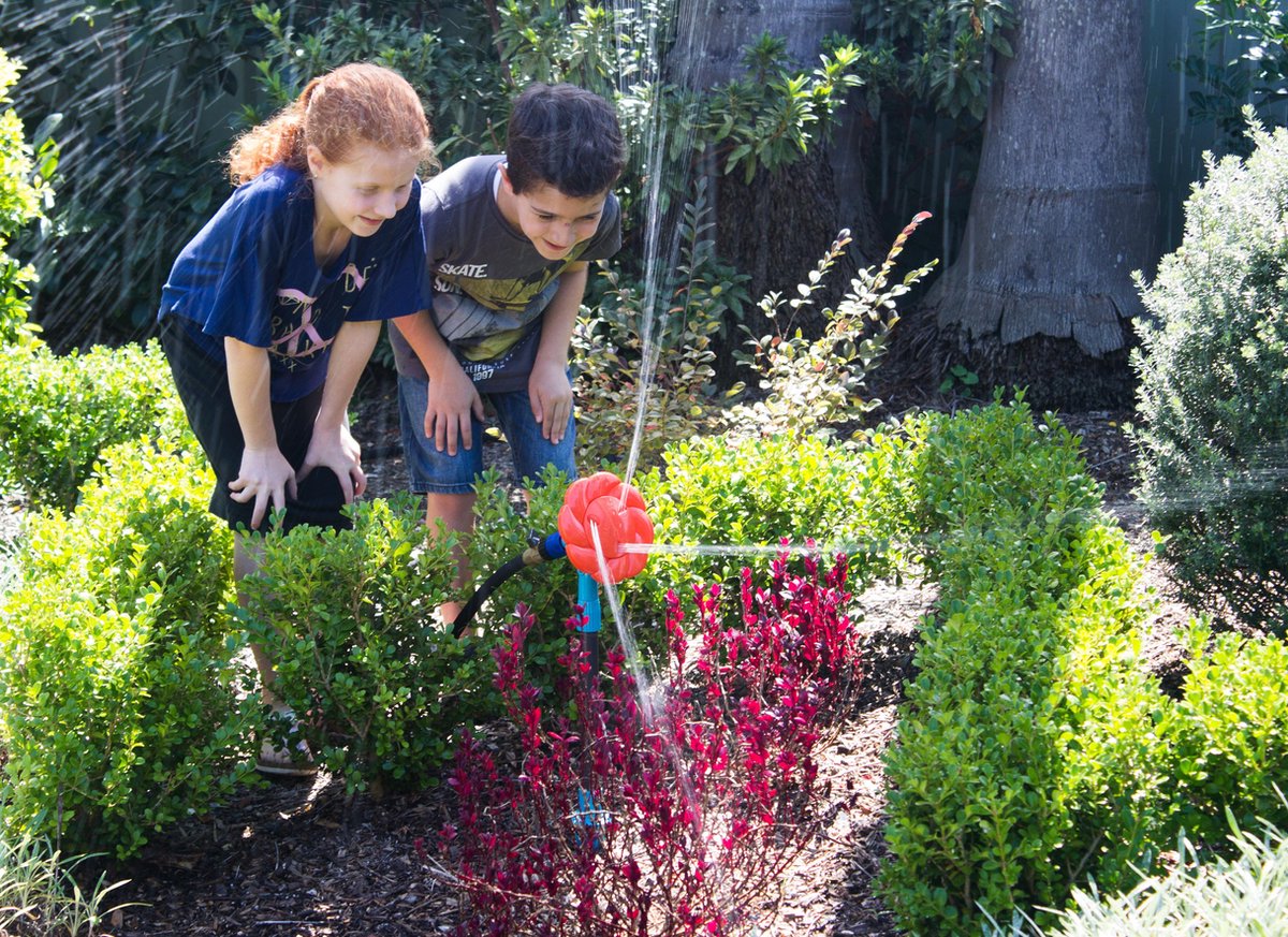 Irrigatore d'acqua Gardena per bambini in giardino