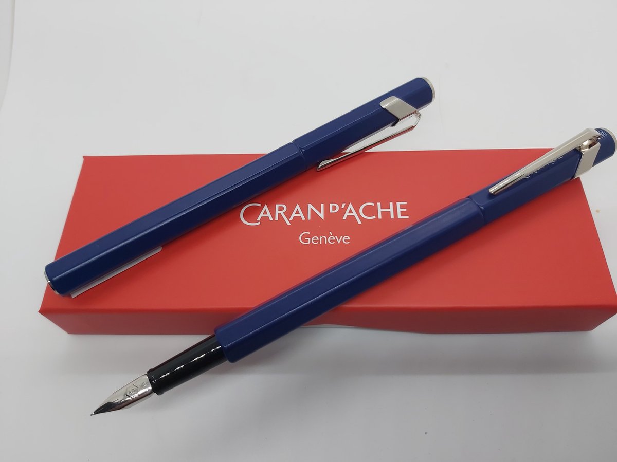 Pluma estilográfica Caran d'ache ecridor azul 849 mediana