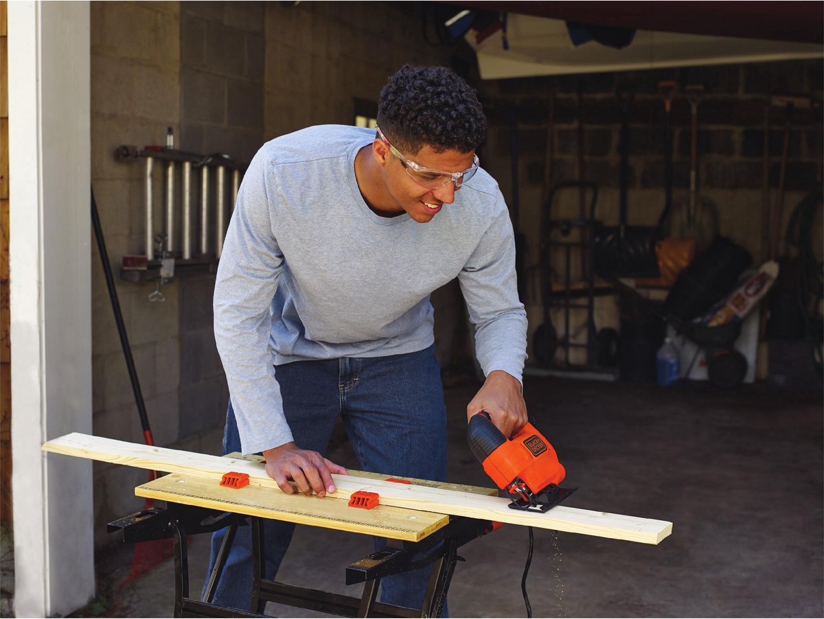 Sierra de calar black+decker 520w. cortes rectos. curvas y biseles de 45°. velocidad variable - ks701ek-qs