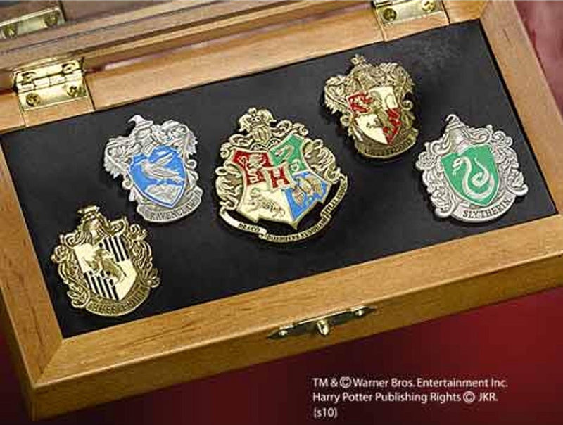 La noble colección de alfileres de la casa de hogwarts.