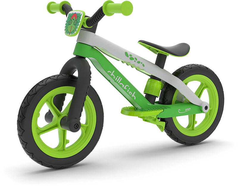 Bicicleta sin pedales Chillafish 2 años con reposapiés y freno de pie - verde - bicicleta sin pedales ligera para niños y niñas de hasta 5 años con sillín ajustable y 12 neumáticos de piel de goma para mayor agarre por dentro y por fuera - modelo bmxie 2