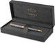 Penna a sfera Parker Sonnet - punta media - inchiostro nero - argento inciso con bordo color oro - incl. confezione regalo