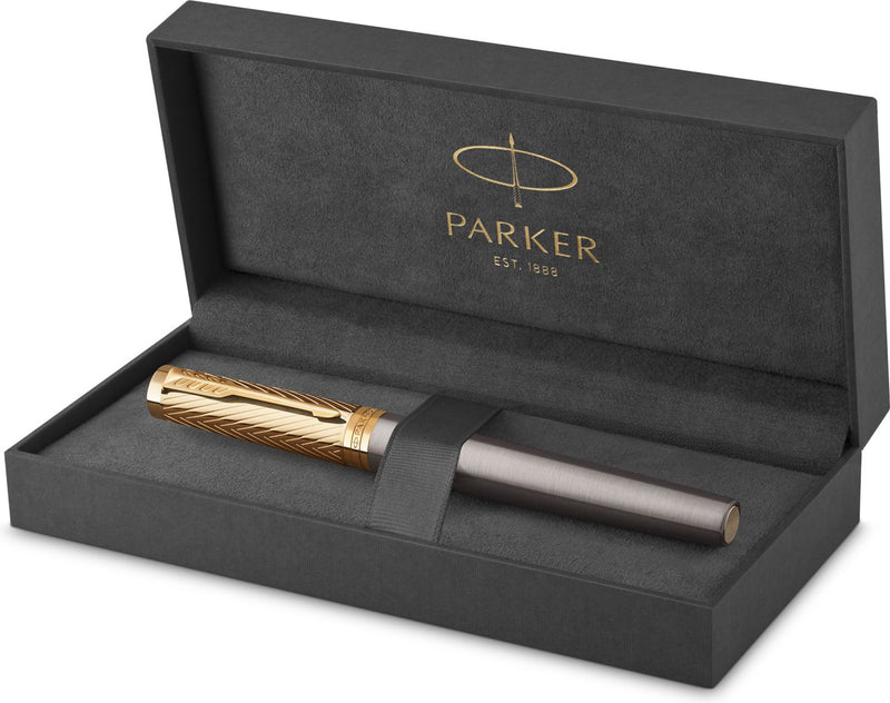 Pluma estilográfica de la colección Parker Ingenuity Pioneers | lacado gris con tapa y detalles dorados | punta fina de acero inoxidable | tinta negra y convertidor | con caja de regalo