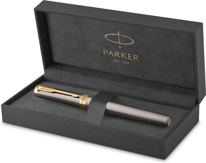 Pluma estilográfica ingenio Parker | pintura gris con detalles dorados | punta fina de acero inoxidable con revestimiento de PVD dorado | recargas de tinta negra y azul | embalaje de regalo