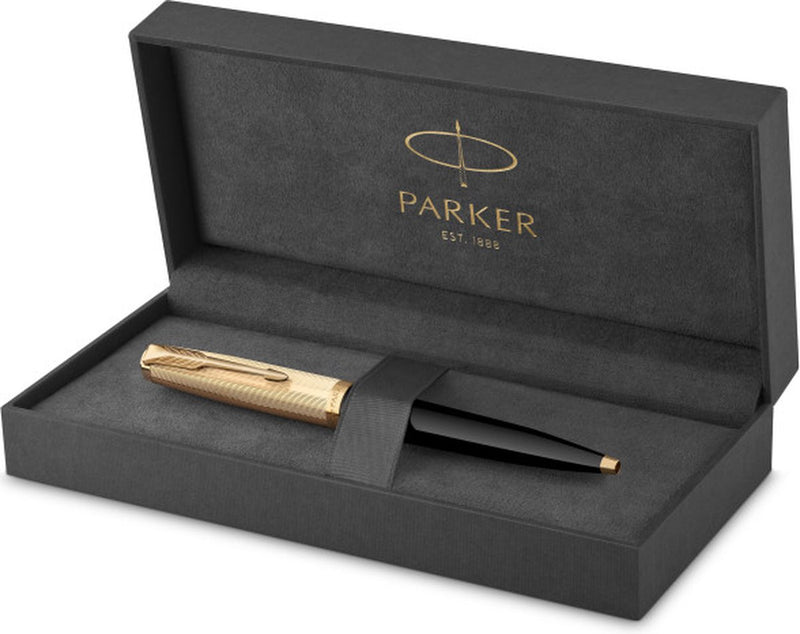 Bolígrafo Parker 51 | lujosa carcasa negra con acabado dorado | plumín mediano de 18 quilates con recarga de tinta negra | envoltorio de regalo