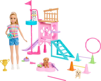 Mattel con Stacie al parco giochi di salvataggio per il parco giochi per