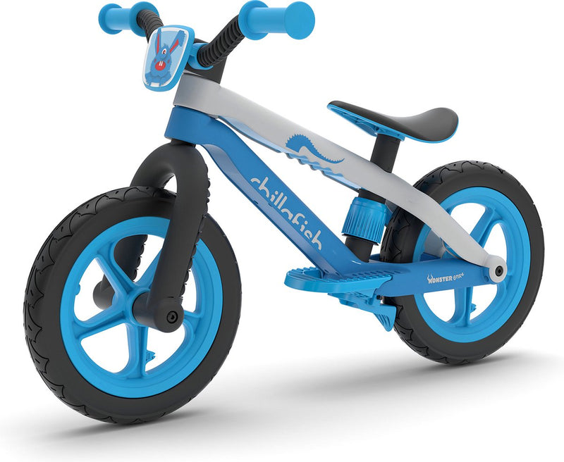 Chillafish Balance Bike 2 anni con poggiapiedi e freno a pedale - blu - Balance Bike leggera per ragazzi e ragazze fino a 5 anni con sella regolabile e 12 pneumatici in gomma per una presa extra all'interno e all'esterno - modello bmxie 2