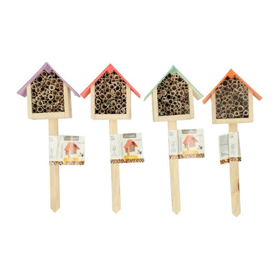 Hotel de insectos de madera en un pincho