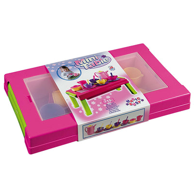 Androni gioca a tavolo con stoviglie