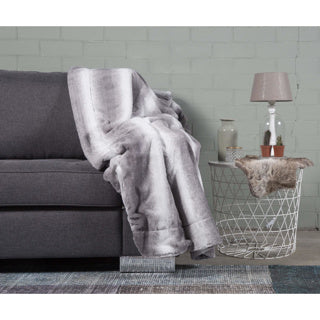 Acogedora manta residencial gris a cuadros de 150x200 cm de conejo con el interior con forrado suave