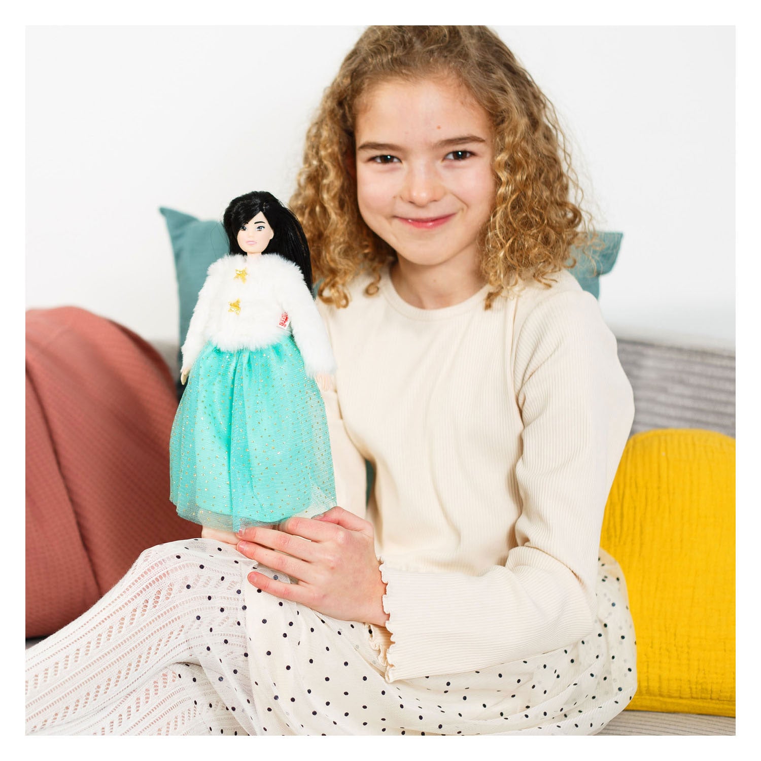 Giacca in peluche Heless Yuki con gonna in tulle per bambole fashion - 29 cm