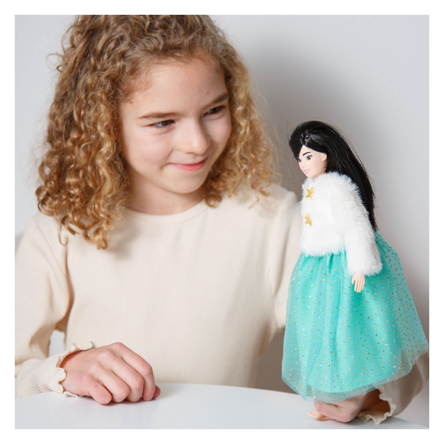 Giacca in peluche Heless Yuki con gonna in tulle per bambole fashion - 29 cm