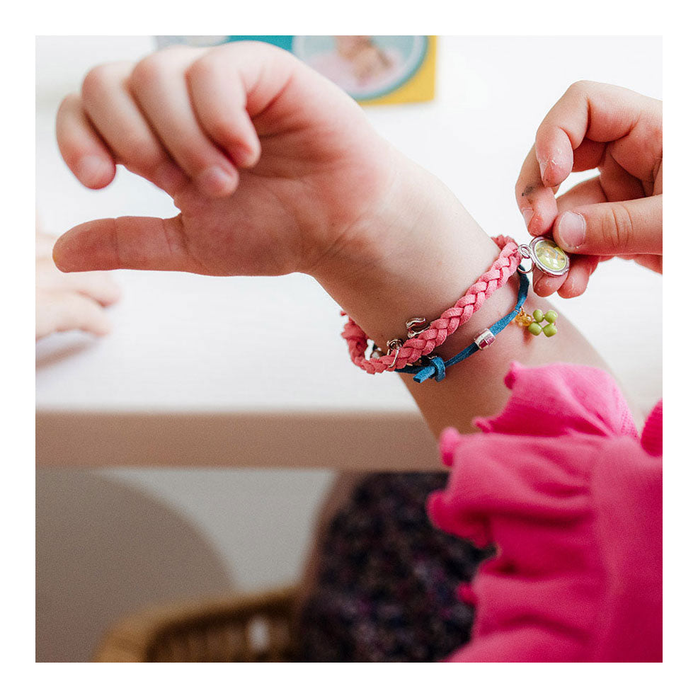 Totum che produce bracciali con auto a cavallo