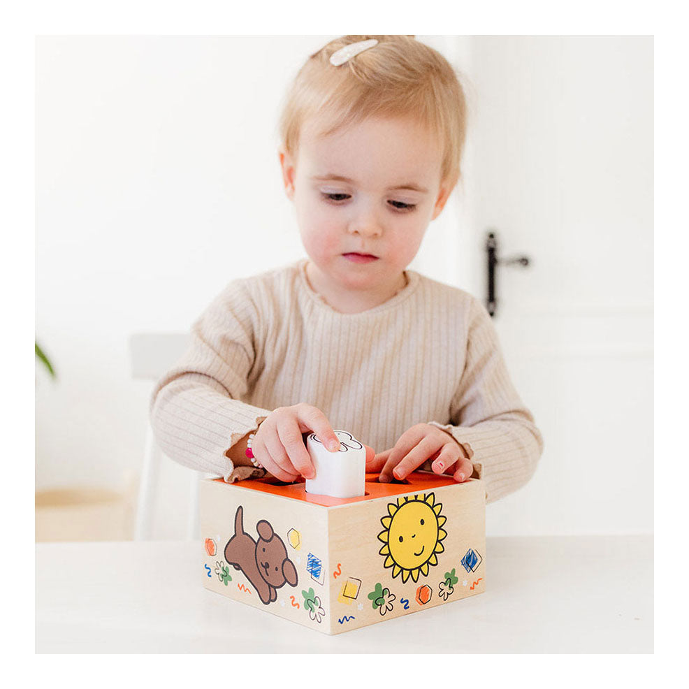 Giocattoli di bambolino formano stufato legno