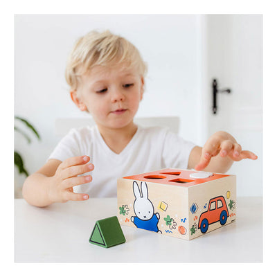 Giocattoli di bambolino formano stufato legno